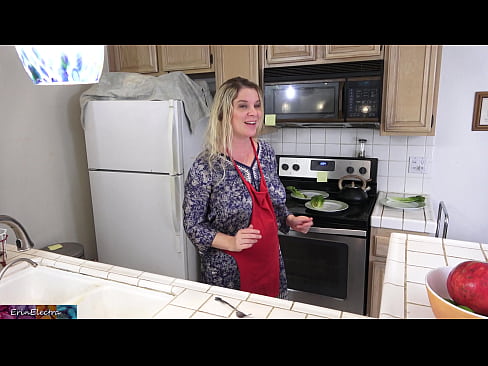 ❤️ Stepmom mulgere eum in culina ante diem suum Homemade porn  apud nos